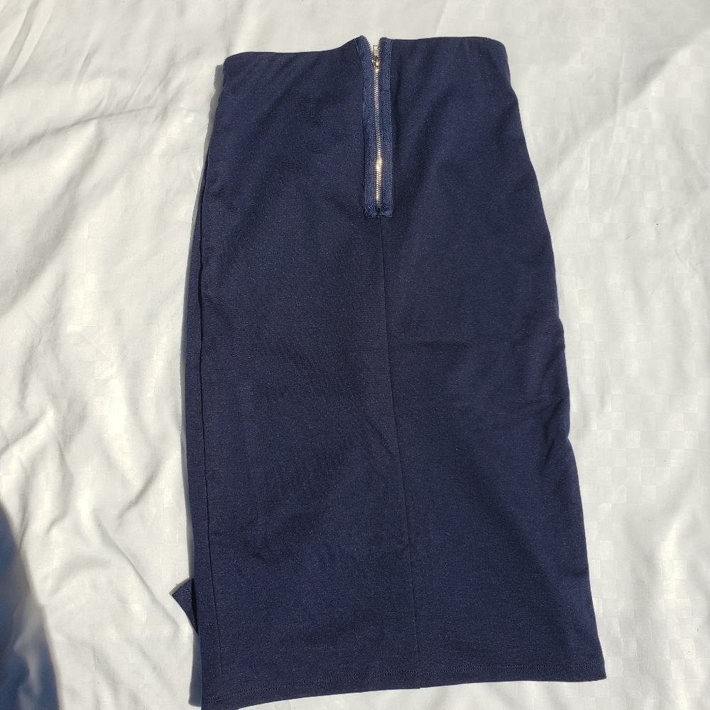 Pencil Skirt with slit - Picture 2 of 3